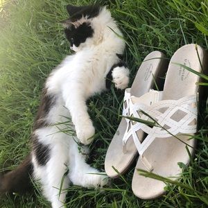 Sandals with small wedge